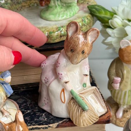 Статуэтка Beatrix Potter Hunca Munca Sweeping Royal Albert Англия 1977 г 