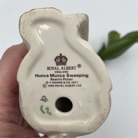 Статуэтка Beatrix Potter Hunca Munca Sweeping Royal Albert Англия 1977 г 