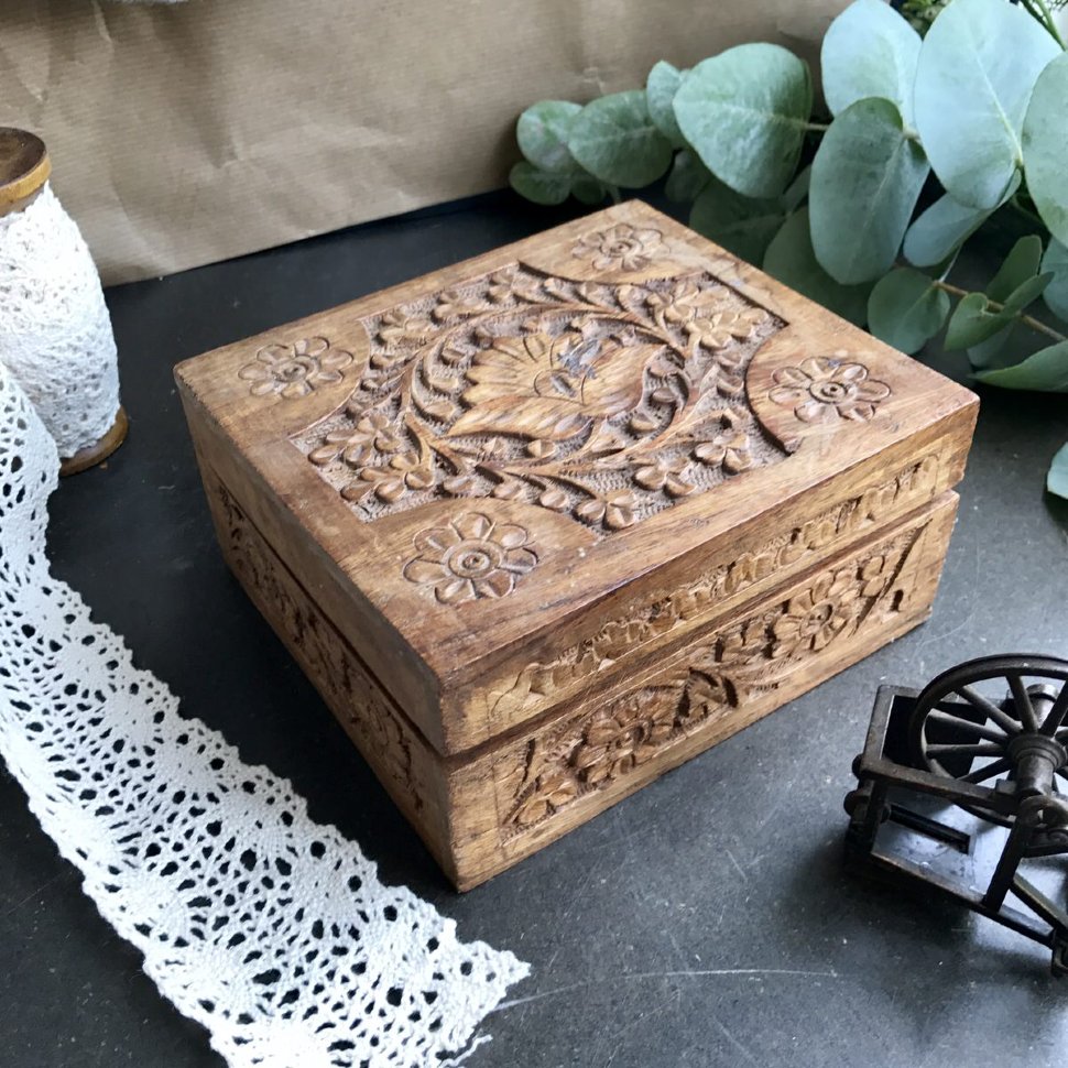Шкатулка деревянная резная