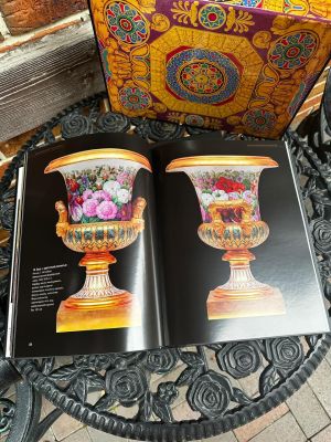 Книга Вазы Императорского Фарфорового Завода Хмельницкая Е. С. подарочное издание в 2х томах