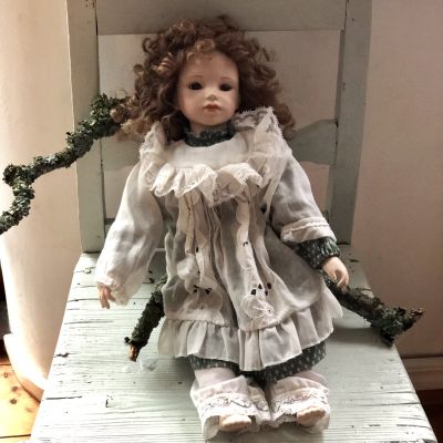 Кукла фарфоровая в зеленом платье 50 см