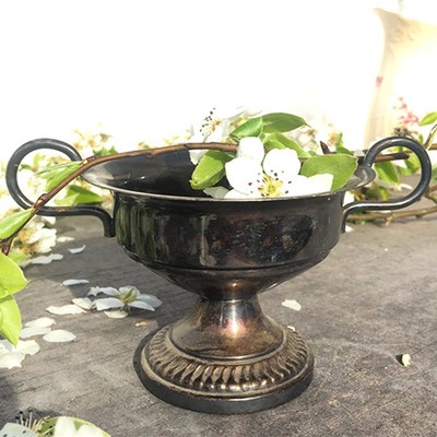 Сахарница-кубок с ручками на ножке