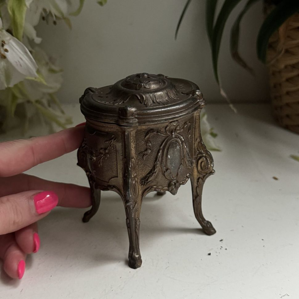 Шкатулка на ножках 10 см бронза