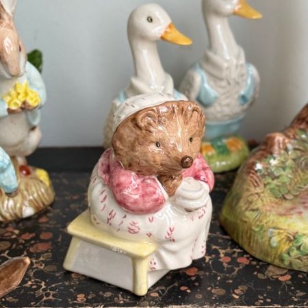 Статуэтка Beatrix Potter Mrs.Tiggy Winkle Takes Tea Royal Albert Англия 1985 г 
