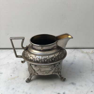 Молочник мельхиоровый с штихельной гравировкой на ножках