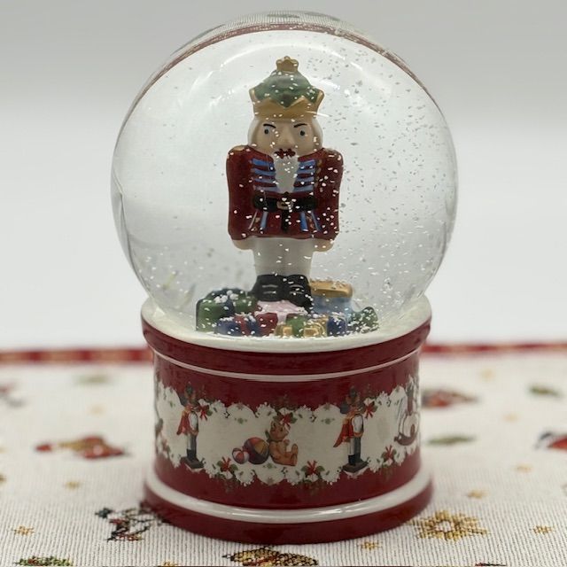Статуэтка ВиллеройБох Christmas Toy's Снежный шар Щелкунчик 17 см Германия