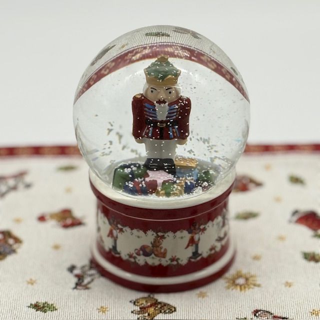 Статуэтка ВиллеройБох Christmas Toy's Снежный шар Щелкунчик 17 см Германия