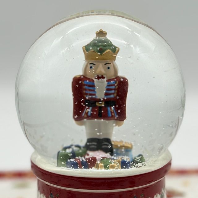 Статуэтка ВиллеройБох Christmas Toy's Снежный шар Щелкунчик 17 см Германия
