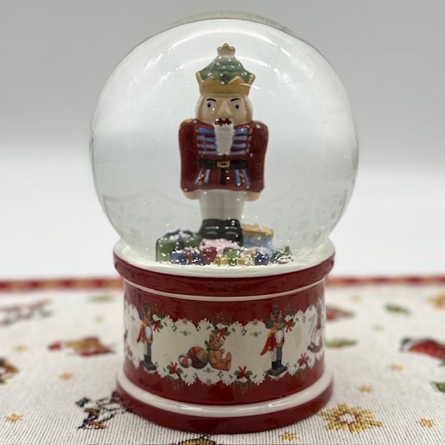 Статуэтка ВиллеройБох Christmas Toy's Снежный шар Щелкунчик 17 см Германия