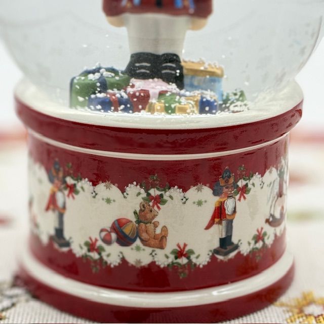 Статуэтка ВиллеройБох Christmas Toy's Снежный шар Щелкунчик 17 см Германия