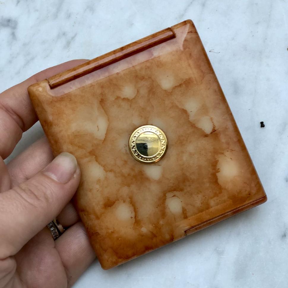 Зеркало дамское, Швеция