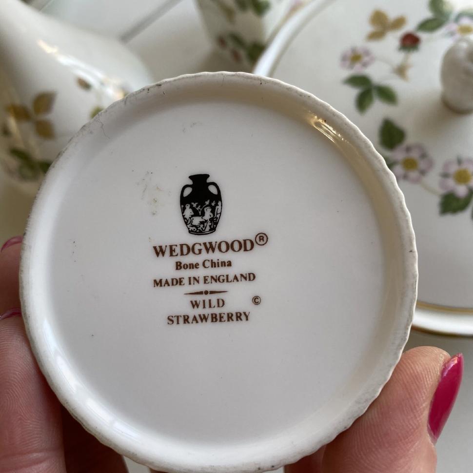 Ваза квадрат Wedgwood wild strawberry костяной фарфор