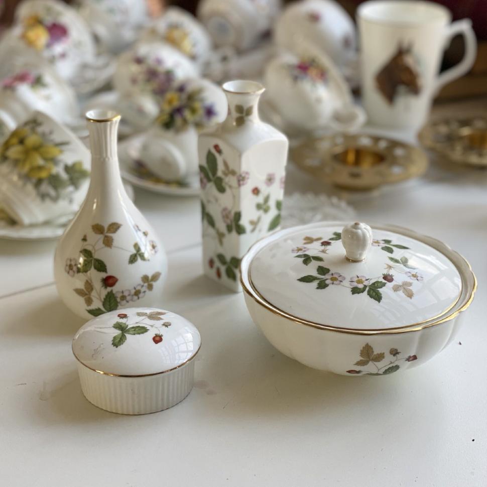 Ваза квадрат Wedgwood wild strawberry костяной фарфор