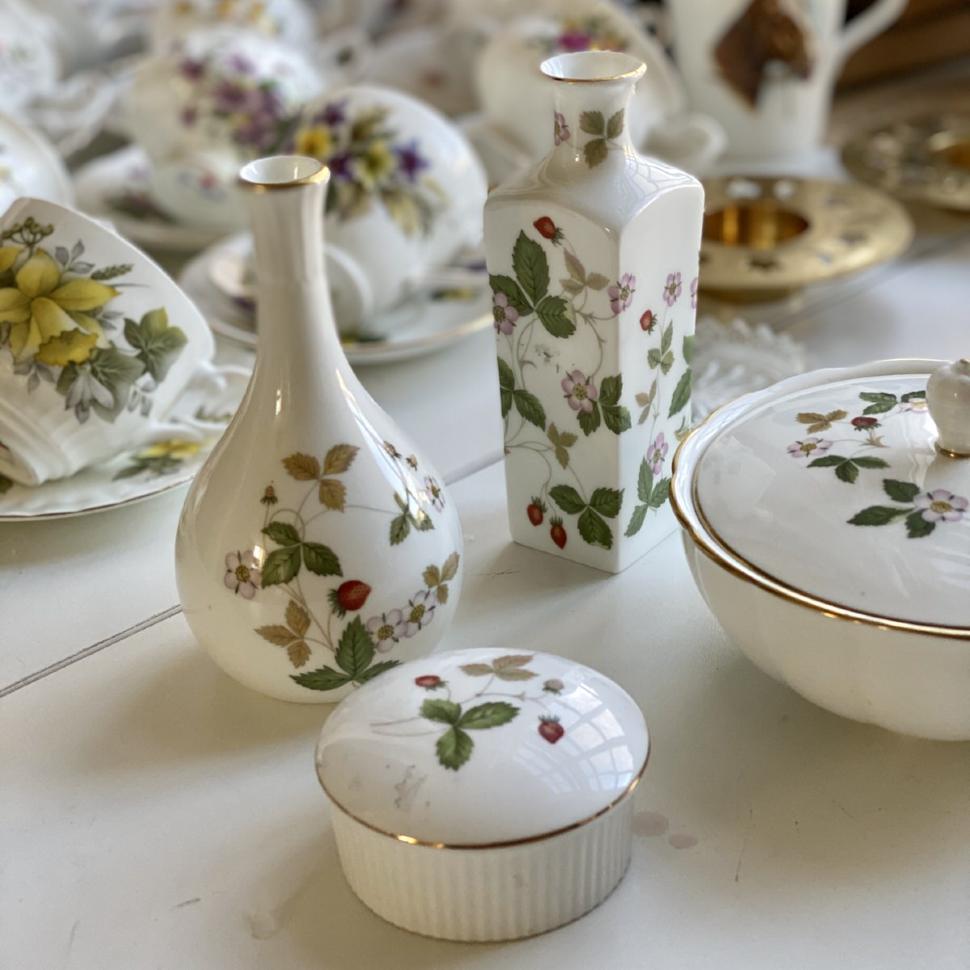 Ваза квадрат Wedgwood wild strawberry костяной фарфор