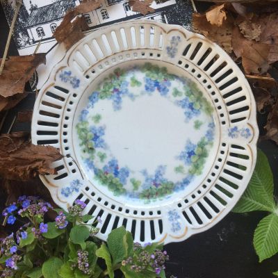 Тарелка 17 см с голубыми цветами без клейма