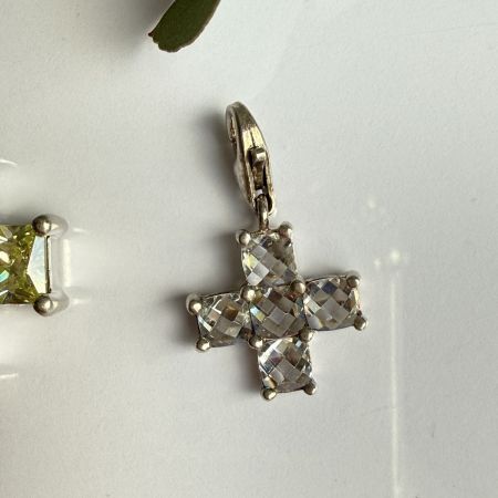 Подвеска шарм Крест кристалл голубой 1,4 см в стиле Thomas Sabo 925
