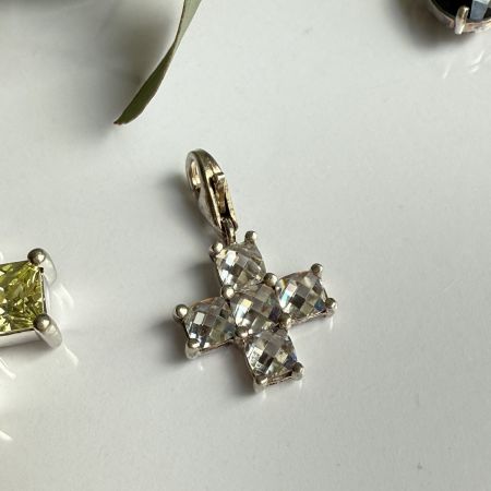 Подвеска шарм Крест кристалл голубой 1,4 см в стиле Thomas Sabo 925