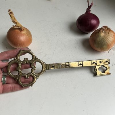 Ключница настенная 24 см латунь