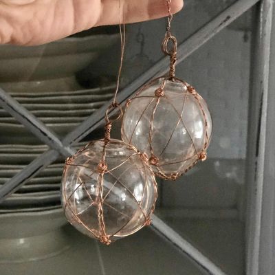 Елочный шар в медной сетке