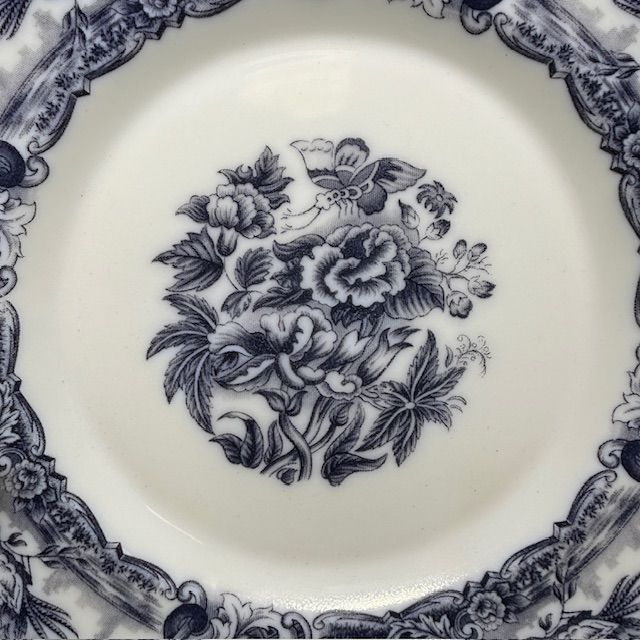 Тарелка 24 см milk glass Германия