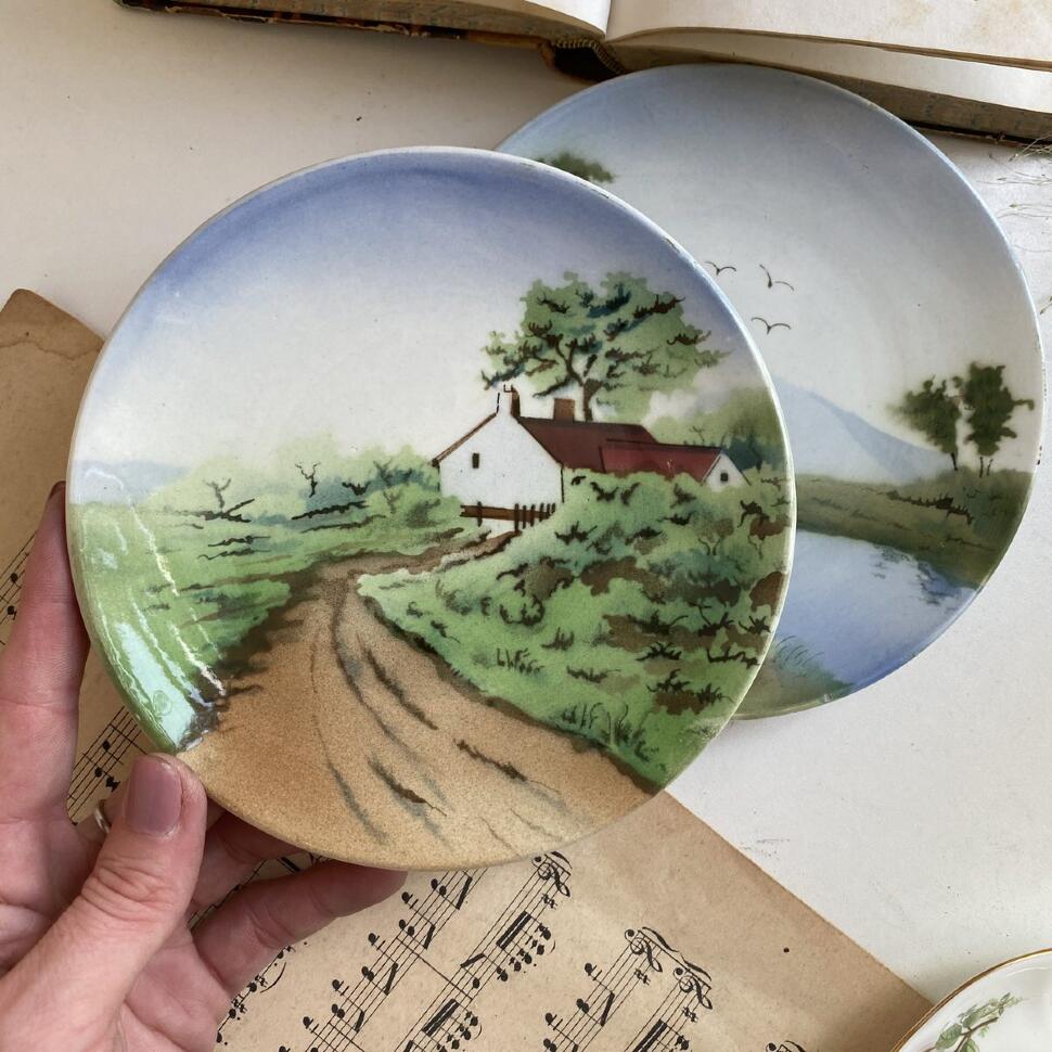 Тарелка с подвесом 15 см Дом у дороги ручная роспись
