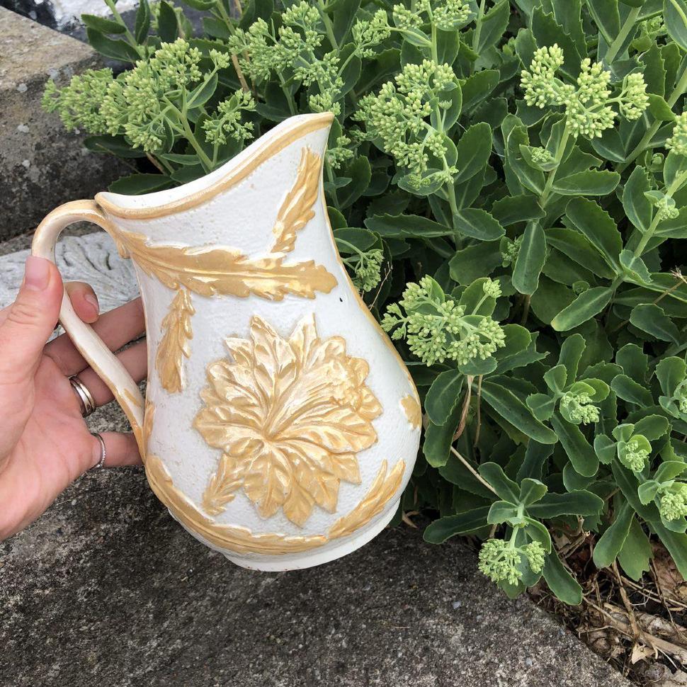Керамический кувшин бело-золотой с объемным рисунком