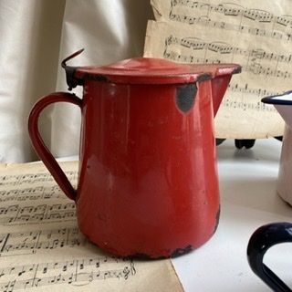 Эмалированный красный чайник с черными потертостями эмали