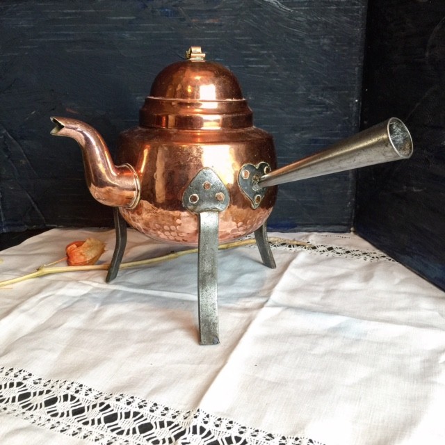 Чайник медный на трех высоких ножках