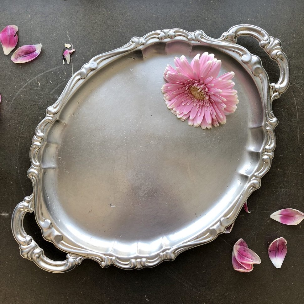 Поднос блюдо с тиснением и ручками