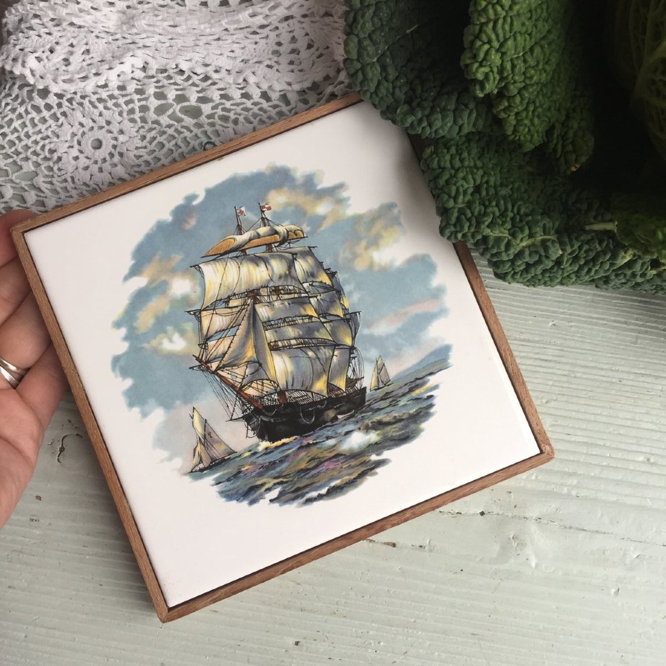 Плитка изразец Фрегат в деревянной раме