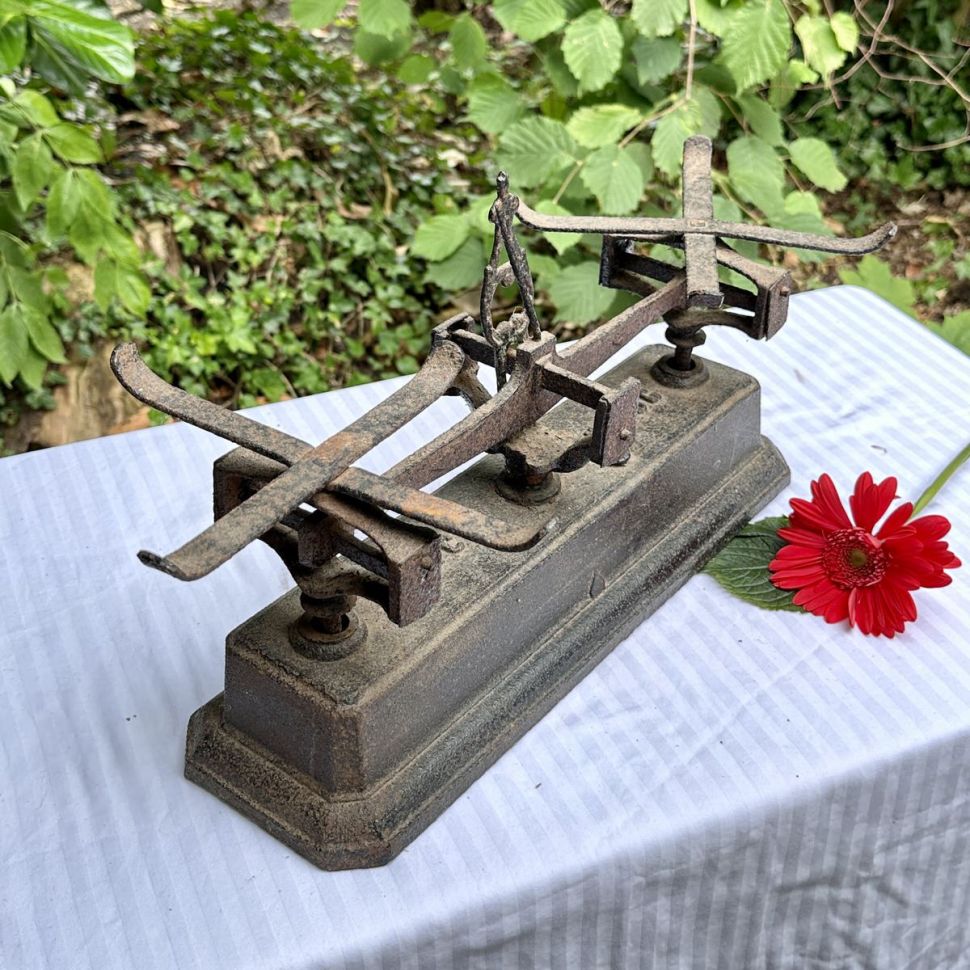 Весы рыночные старинные без чаш на 5 кг чугун