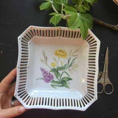 Блюдо малое фарфоровое квадратное с цветами