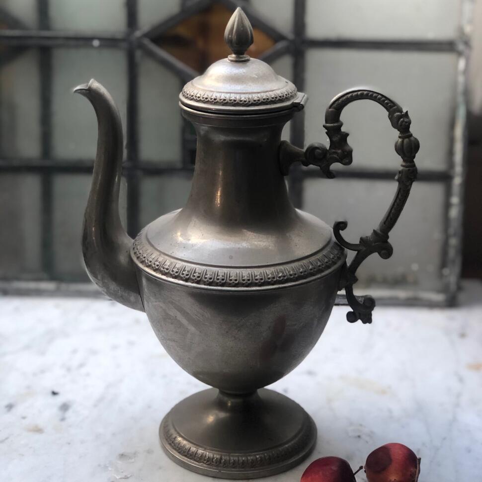 Кофейник на ножке 1,4 л резная ручка