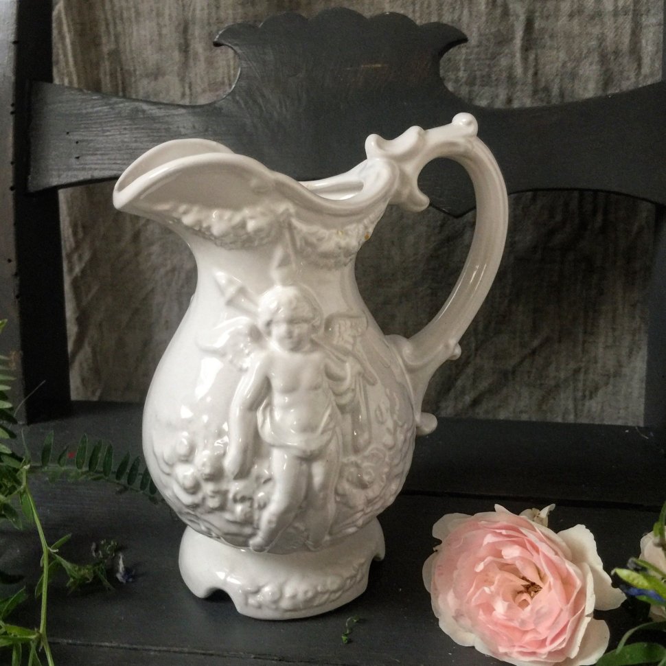Кувшин малый с рельефным ангелом, Италия 