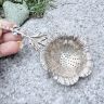 Ситечко для чая с ручкой Цветок 12 см серебрение 