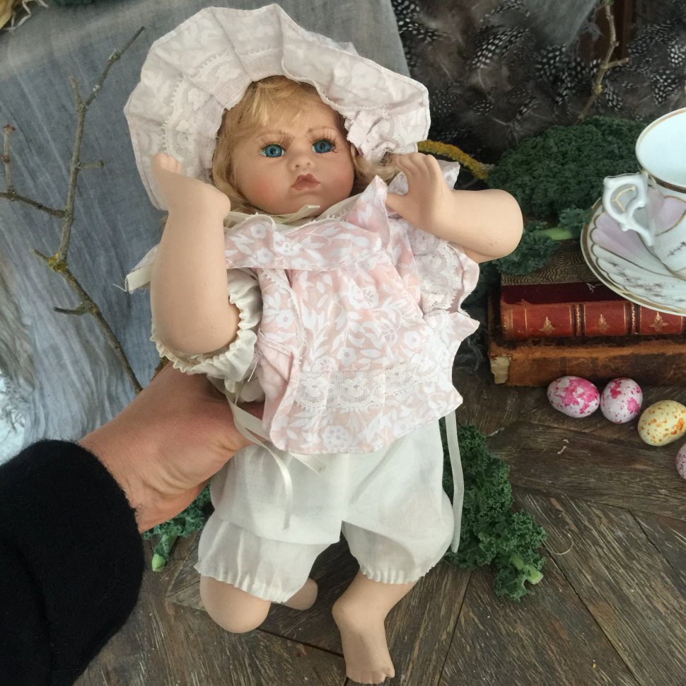 Кукла Девочка в панамке фарфор 37 см