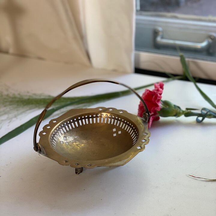 Ваза конфетница на 3-х ножках с ручкой латунь