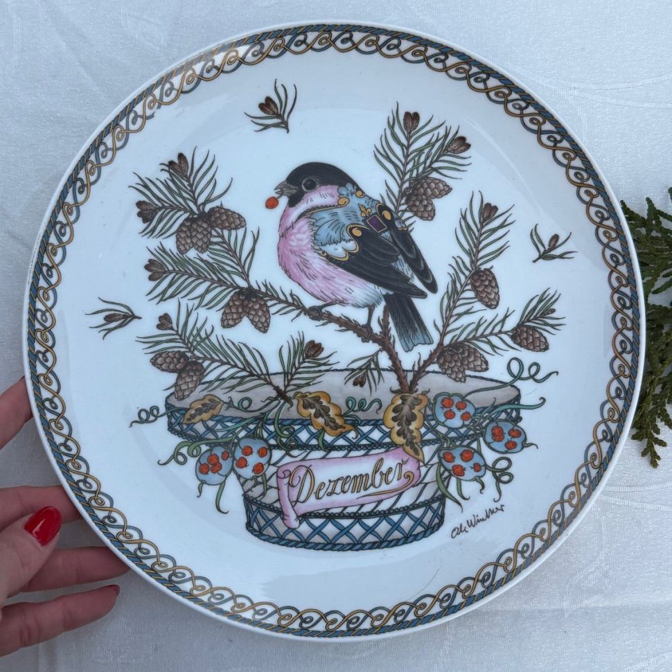 Тарелка Hutschenreuther Декабрь Снегирь 26 см Германия