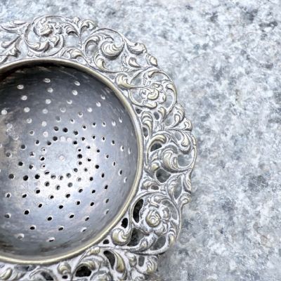 Ситечко для чая с ручкой Городская сцена 10 см серебрение  