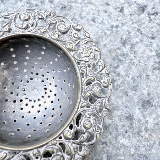 Ситечко для чая с ручкой Городская сцена 10 см серебрение