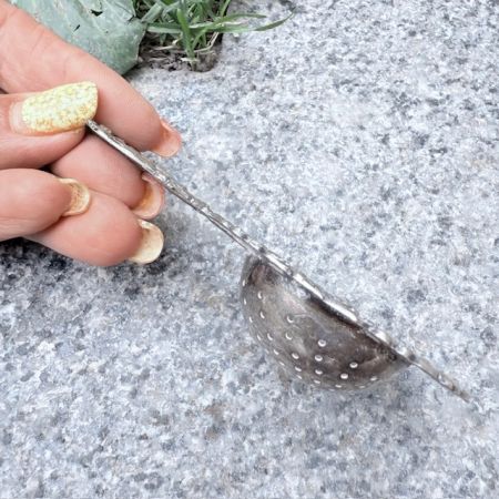Ситечко для чая с ручкой Городская сцена 10 см серебрение  