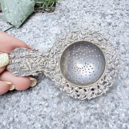 Ситечко для чая с ручкой Городская сцена 10 см серебрение  