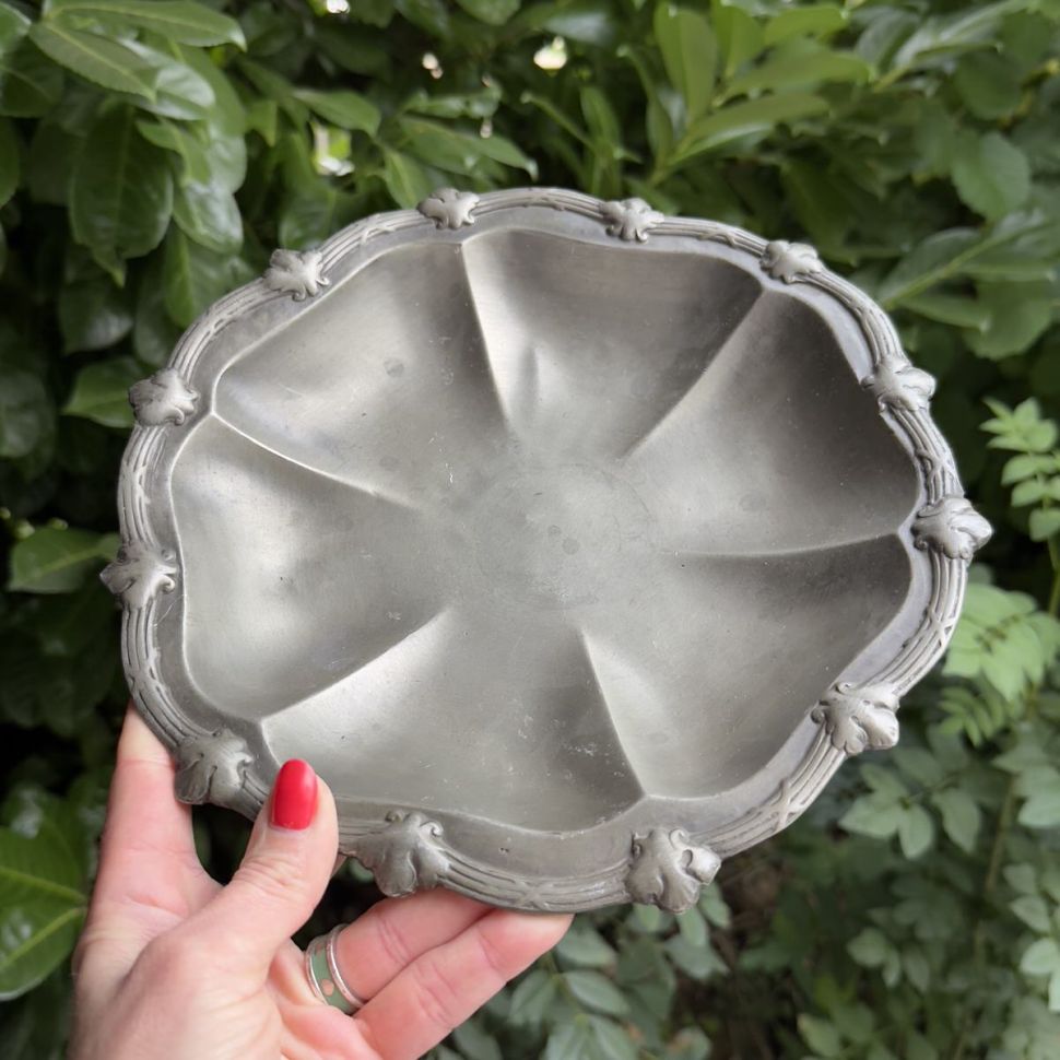 Блюдо Лилия 26 см олово Франция 