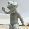Статуэтка Schaubach Kunst Путти с шаром 17 см фарфор Германия до 1953 г.