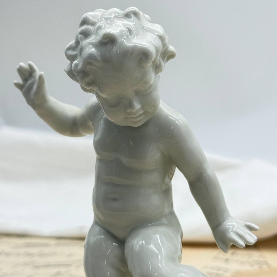 Статуэтка Schaubach Kunst Путти с шаром 17 см фарфор Германия до 1953 г.