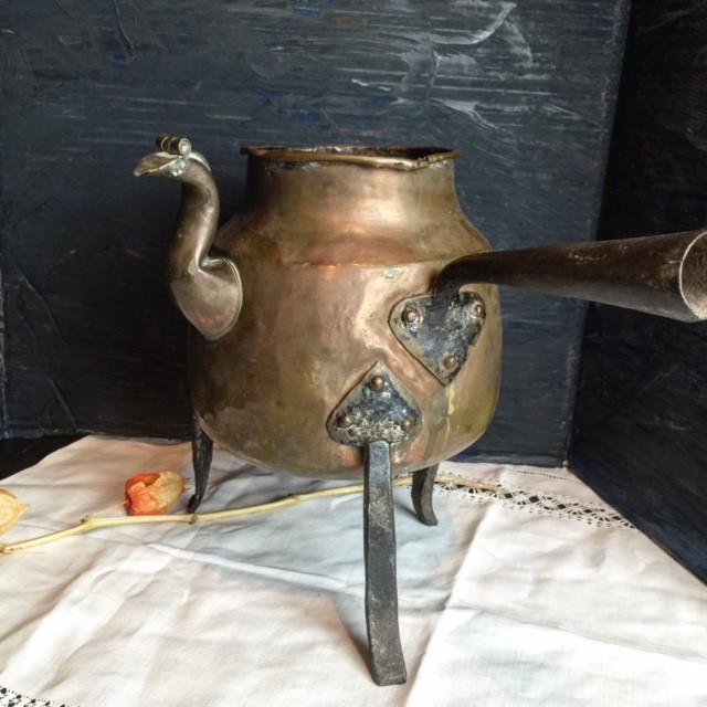 Чайник старый на трех высоких ножках медь