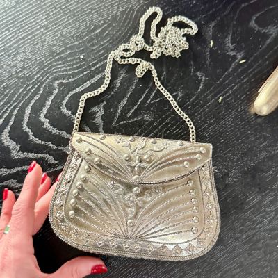 Сумка минодьер с рельефным узором ручка-цепочка