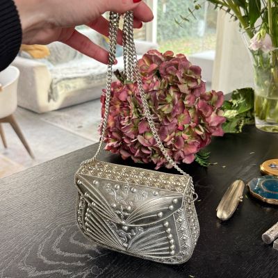 Сумка минодьер с рельефным узором ручка-цепочка