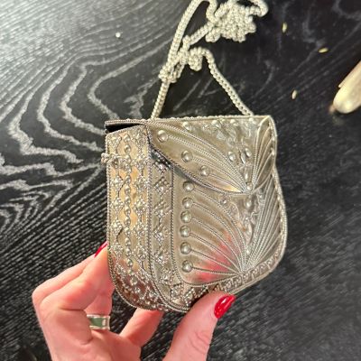 Сумка минодьер с рельефным узором ручка-цепочка