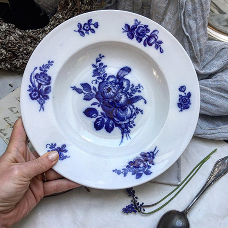 Тарелка глубокая  синие цветы
